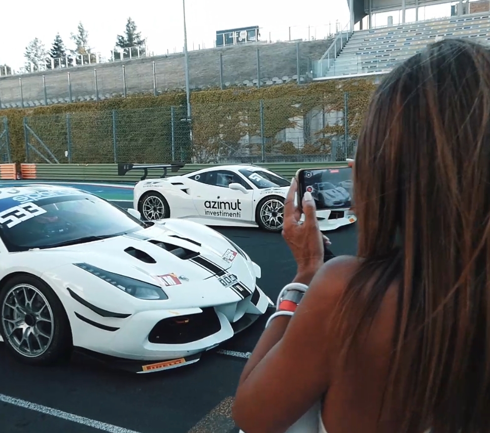 Produzione di contenuti durante un evento motorsport
